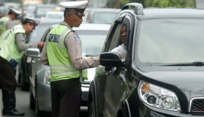 Polisi tilang pengendara mobil