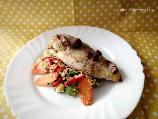 Пилешко филе с моцарела и сушени домати и гарнитура от кускус със зеленчуци