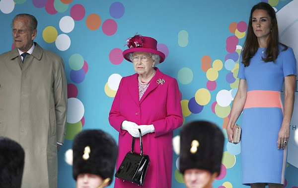 Accesorios y ropa de la casa Real Inglesa - Página 17 Queen-Elizabeth-Kate-Middleton-1