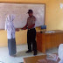 Saweu Sikula Ke SMPN 1, Anggota Polsek Simpang Jernih Bagi-Bagi Hadiah