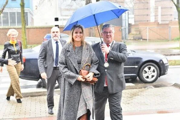 Queen Maxima wore a new mixed-check belted coat by Oscar de la Renta, and carries Uterque bag. Creolen gold earrings, Cartier smartwatch