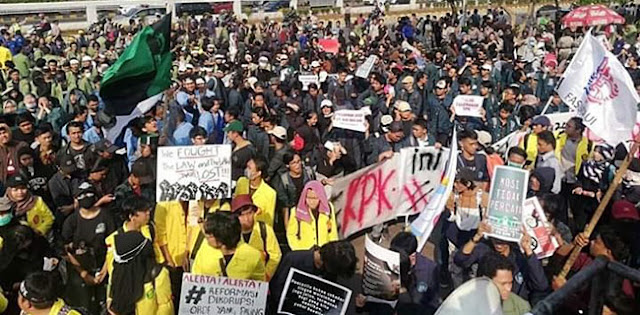 Desak Jokowi Keluarkan Perppu KPK, Hari Ini Ribuan Mahasiswa Geruduk Istana Negara Desak Jokowi Keluarkan Perppu KPK, Hari Ini Ribuan Mahasiswa Geruduk Istana Negara
