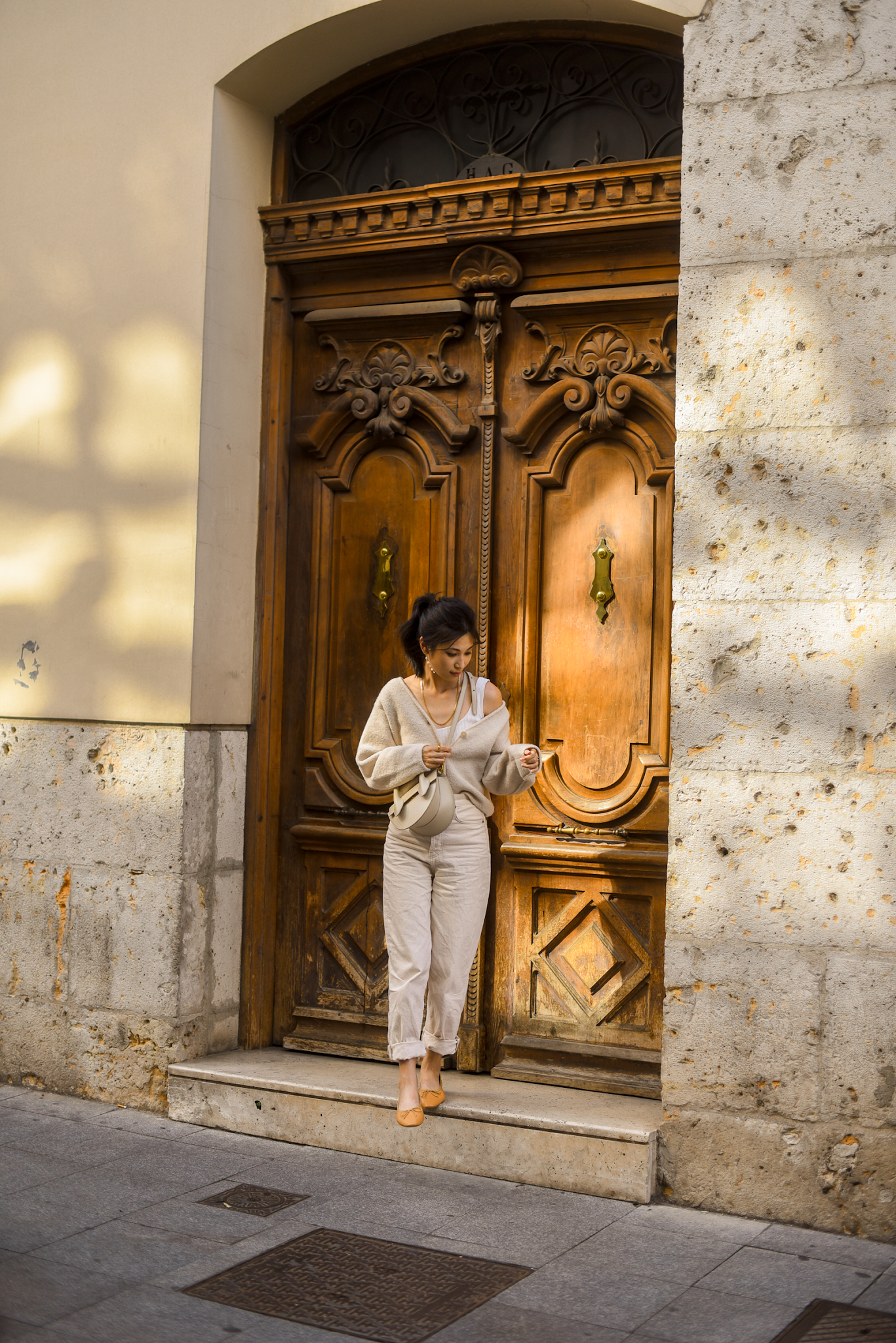 Monochromatic beige outfit idea for fall, boxy wool cardigan outfit, casual boxy cardigan style, all beige fall outfit ideas, simple fall outfit idea - FOREVERVANNY