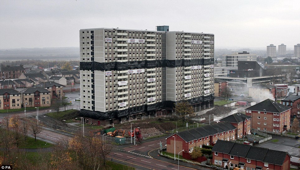 OmegaArt: Gambar Ini Luar biasa! Proses Kehancuran Gedung Megah