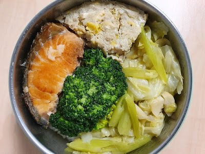 今日午餐：肉蒸蛋、鮭魚、花椰菜、高麗菜、芹菜，2021.01.11