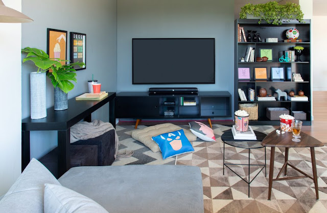 Sala de tv com almofadas e tapete