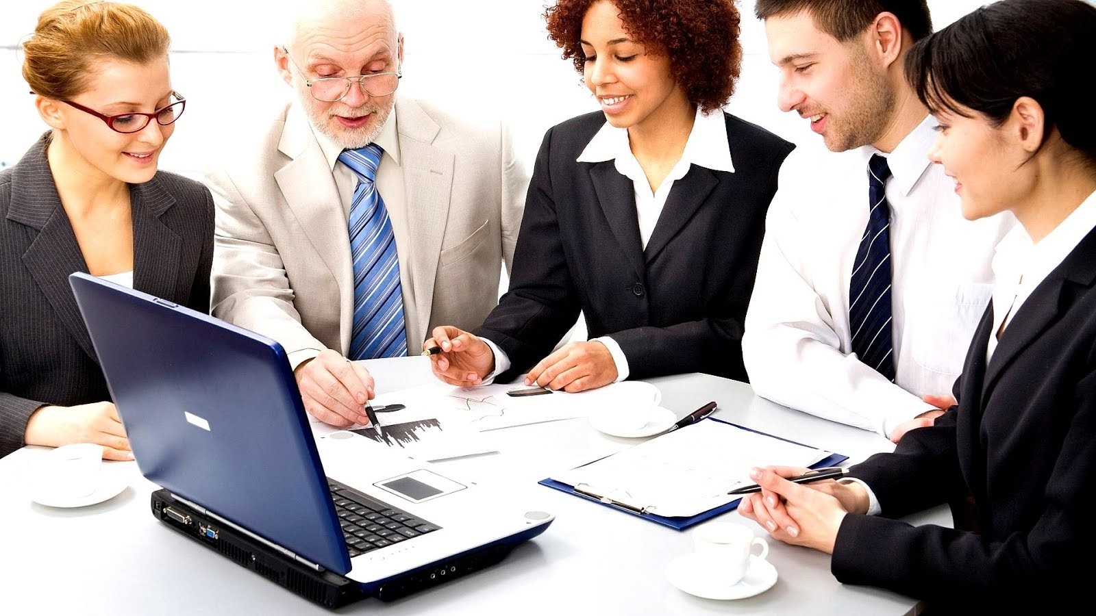 Несколько компаний. Менеджер средний лет. Акционерное общество фото. Переговорная комната в офисе. Предприятие из нескольких компаний.