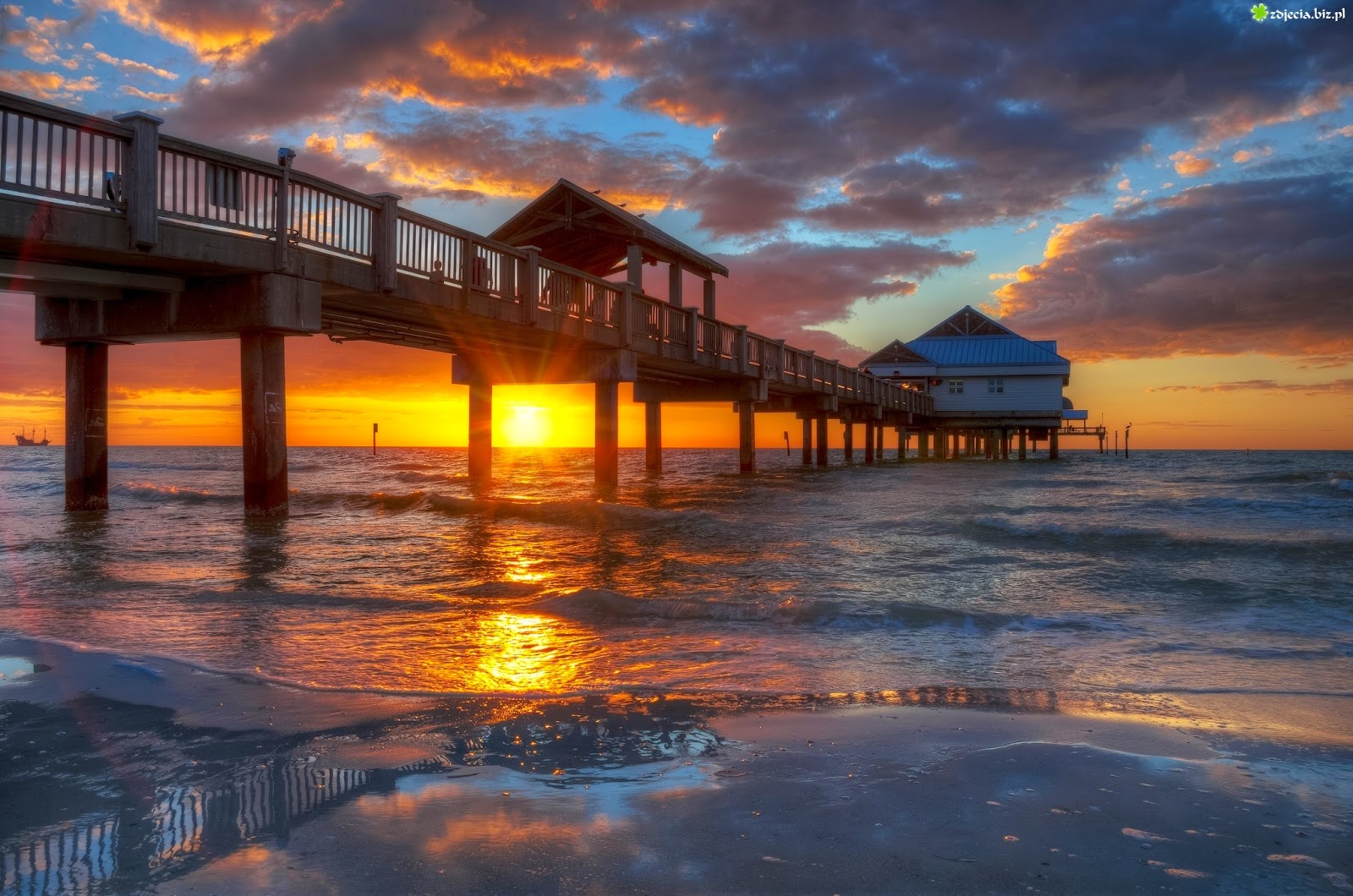 Clearwater Beach, Florida, USA | 10 Places to See Beautiful Sunset Around The World Clearwater Beach, Florida, USA | 10 Places to See Beautiful Sunset Around The World