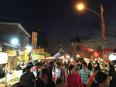 相較於墾丁大街浮誇的價格與良莠不齊的品質，恆春夜市有著不少物美價廉的小吃，如有機會週日在恆春待一晚，務必來找尋真正的台灣夜市美食。
