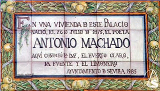 Placa colocada en el Palacio de las Dueñas de Sevilla -propiedad de los Duques de Alba-, donde en una de las dependencias, alquilada a los Duques, nació y vivió su infancia Antonio Machado