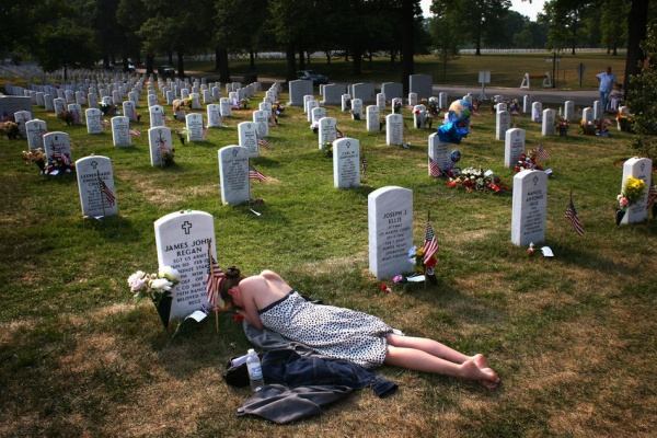 Mary McHugh mourns her slain fiance, Sergeant James Regan. "Sector 60" - a new area of ??a large cemetery in Washington - was the last refuge of hundreds of U.S. soldiers killed in Iraq and Afghanistan. John Moore.