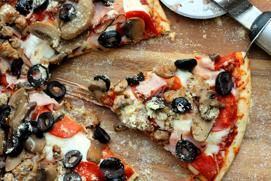 Сколько жарить пиццу. Пиццерия в Италии интерьер. Аппетитная пицца пепперони. Итальянская патса с крабом. Пицца в Италии фото.