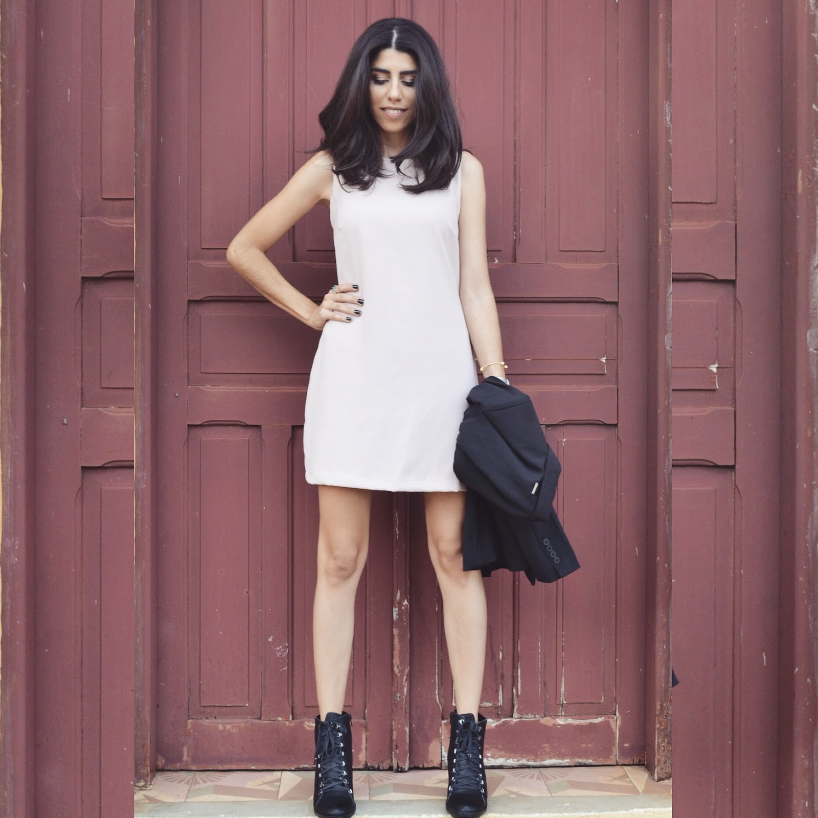 vestido colado com coturno