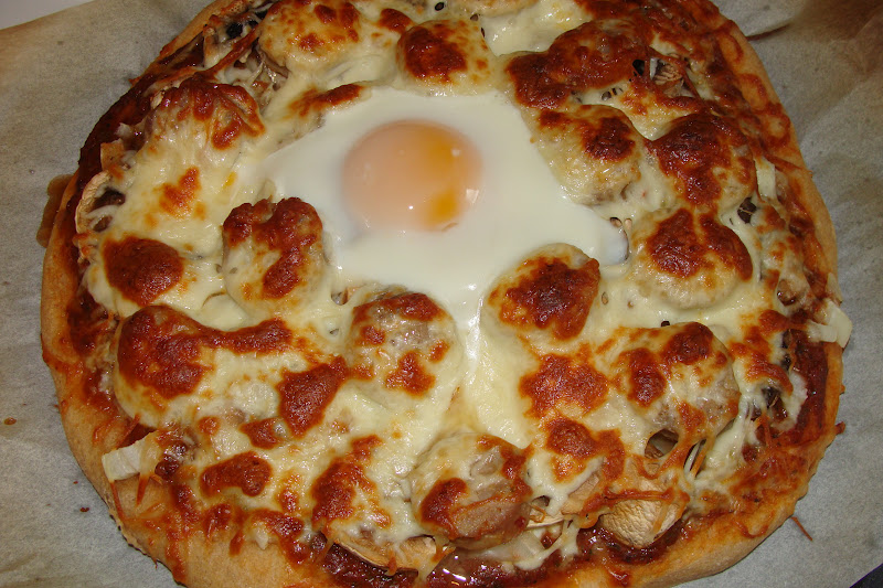 Lili popotte Pizza aux saucisses italiennes avec un oeuf