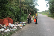 KAPOLRES OGAN ILIR BAGIKAN SEMBAKO KEPADA PARA BURUH BANGUNAN, DAN KAUM DUAPA DI SEPANJANG JALAN LINTAS SUMATERA