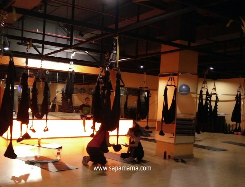 Asyiknya Floating Yoga di Celebrity Fitness Solo Paragon