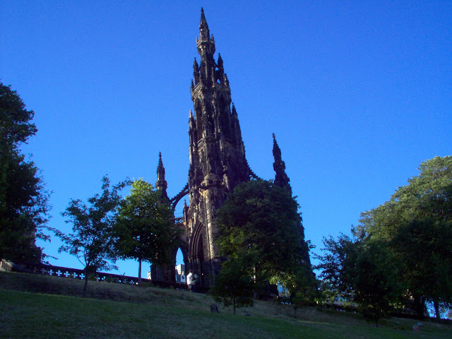 11 7 05+Scott+Monument+2