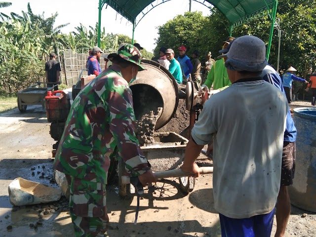 Satgas TMMD dan Warga Semangat Garap Pengecoran Jalan Rabat Beton di Desa Tempuran