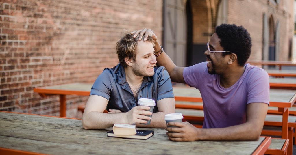 "Funny as a crutch" nghĩa là gì?