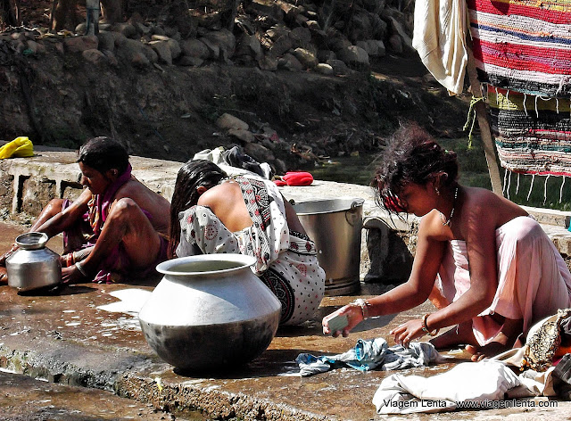 A lavagem de roupas nos lagos em Khajuharo
