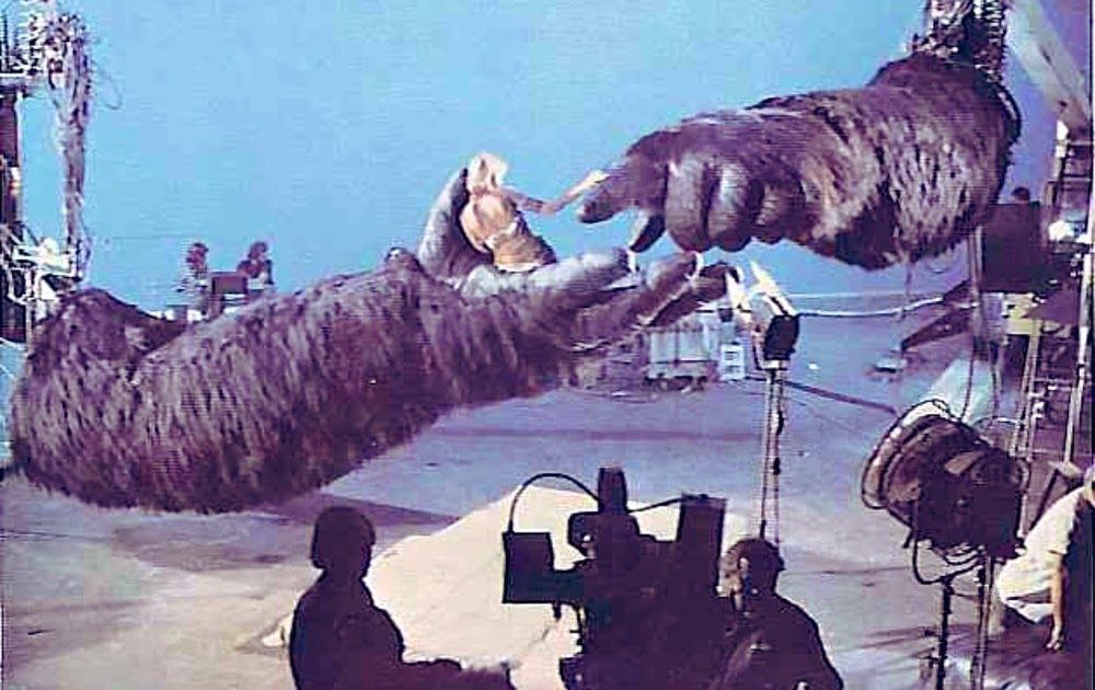 Behind the Scenes Photos of Jessica Lange in Kong’s Animatronic Hand