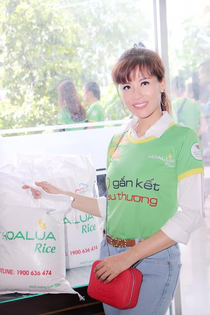  NSƯT Trịnh Kim Chi cùng dàn sao về Long An tặng Gạo Hoa Lúa cho bà con nghèo