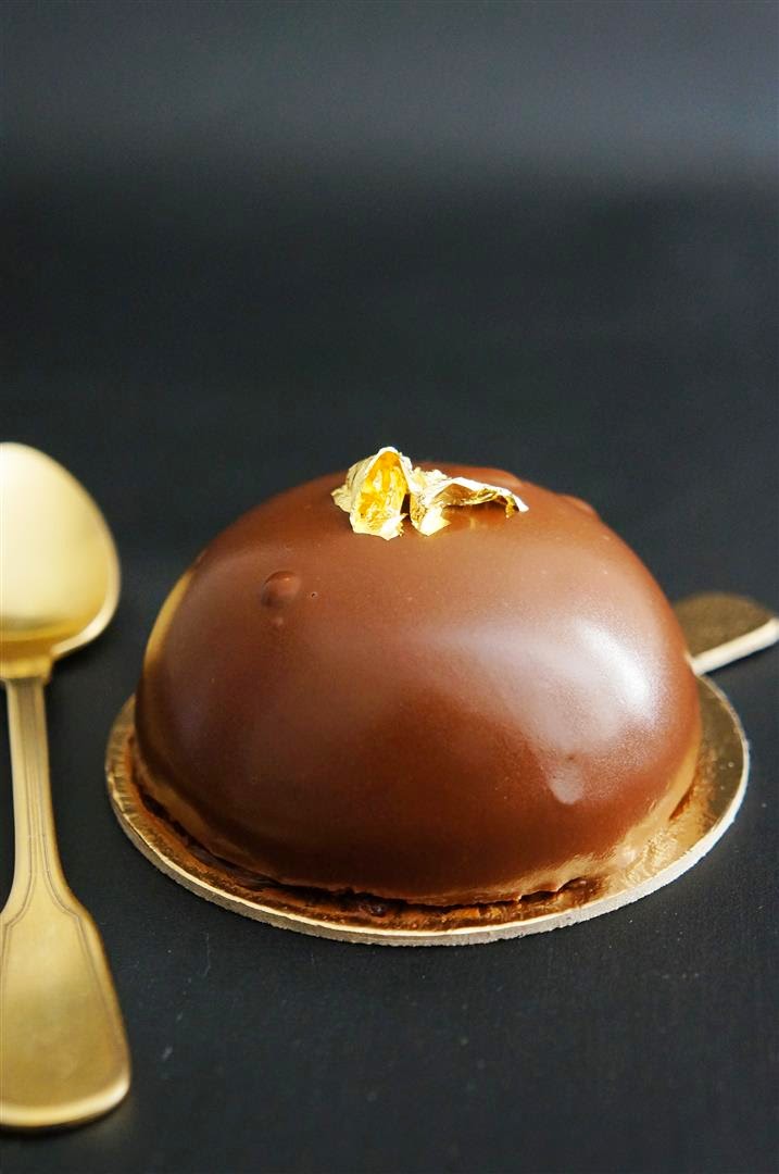 Chocolate Mousse Entremet Cakelets & Doilies