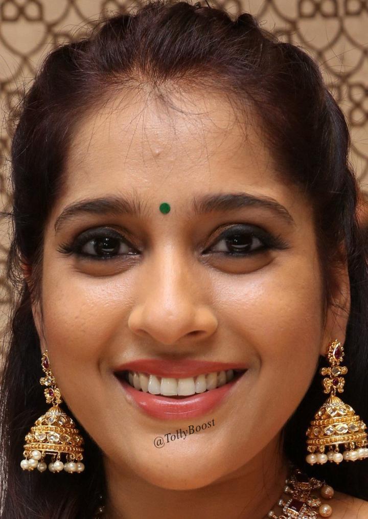 Telugu Television Actress Rashmi Gautam Beautiful Earrings Jewelry Face Close Up Indian Tv Actress