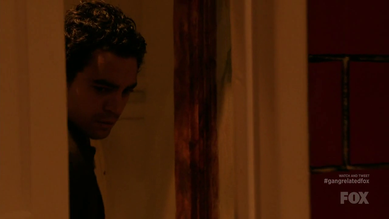 ausCAPS: Cliff Curtis shirtless in Gang Related 1-11 &ldquo;La Luz Verde&rdquo;