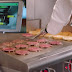 Robô com I.A. que prepara x-burguer começa a trabalhar em rede de fast food e preocupa trabalhadores