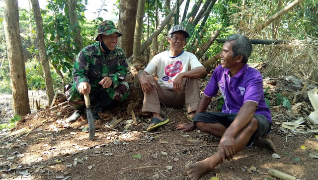 Canda Tawa Pak Kadus Bersama TNI di Lokasi TMMD Jatiwarno