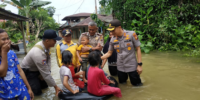   Antarkan Bantuan Korban Banjir, Kapolres Kampar Datangi Rumah Warga yang Terdampak Banjir