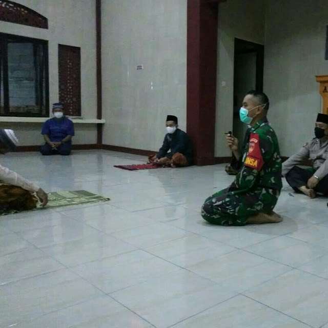 Babinsa Plumbungan Meminta Masyarakat Sholat Tarawih Di Rumah Babinsa Plumbungan Meminta Masyarakat Sholat Tarawih Di Rumah