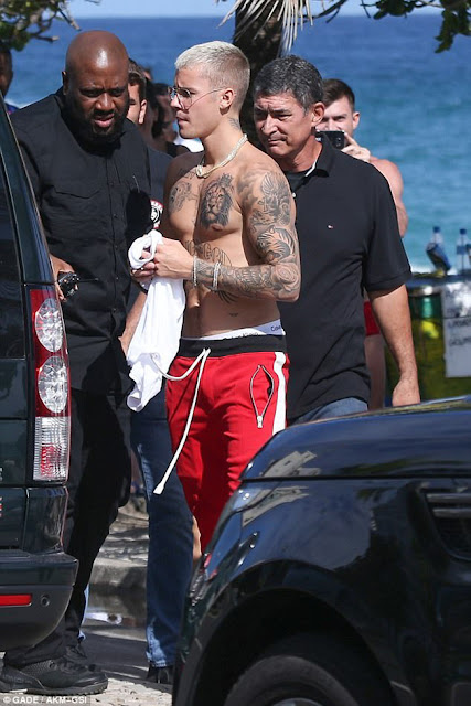 Justin Bieber presume sus nuevos tatuajes en Brasil