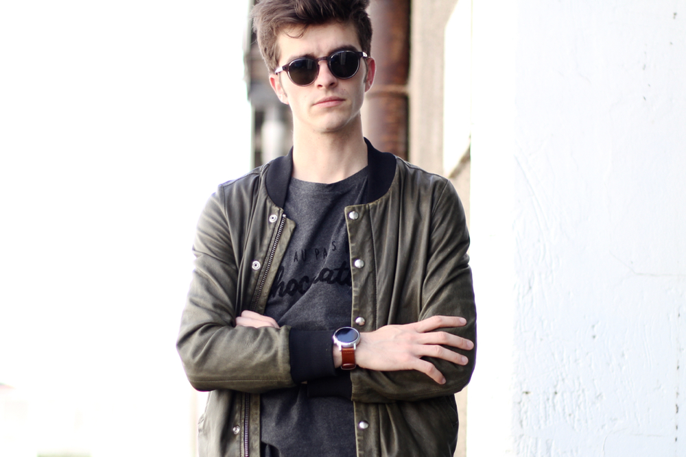 BLOG-MODE-HOMME-style-masculin-montre-connectee-motorola-cuir-iro-chocolatines-edwardson-lunettes-minimaliste-lacoste-basket-360-endliner-jeune