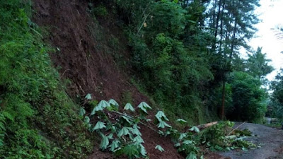 Hujan Deras Akibatkan Longsor di Pamriyan