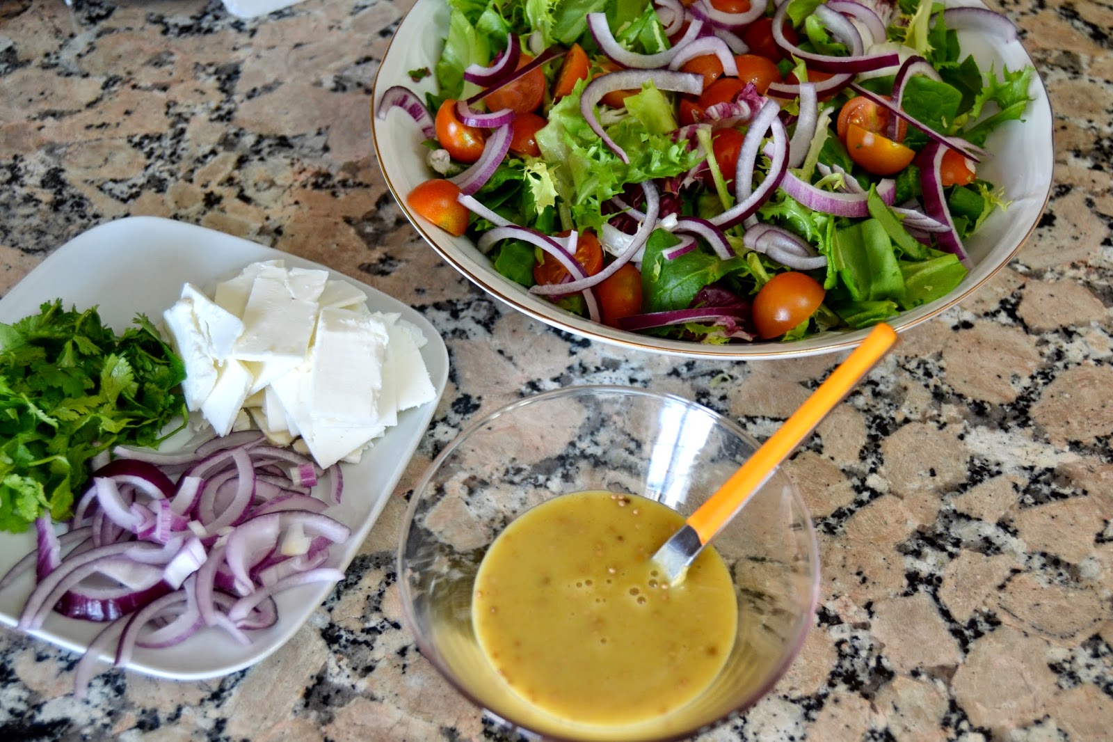 Salada com vinagrete de mostarda Dijon [Salad with dijon mustard