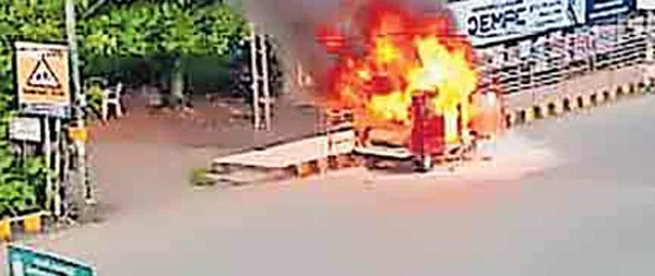 Van catches fire at Ernakulam, News, Local-News, Fire, Accident, Kerala