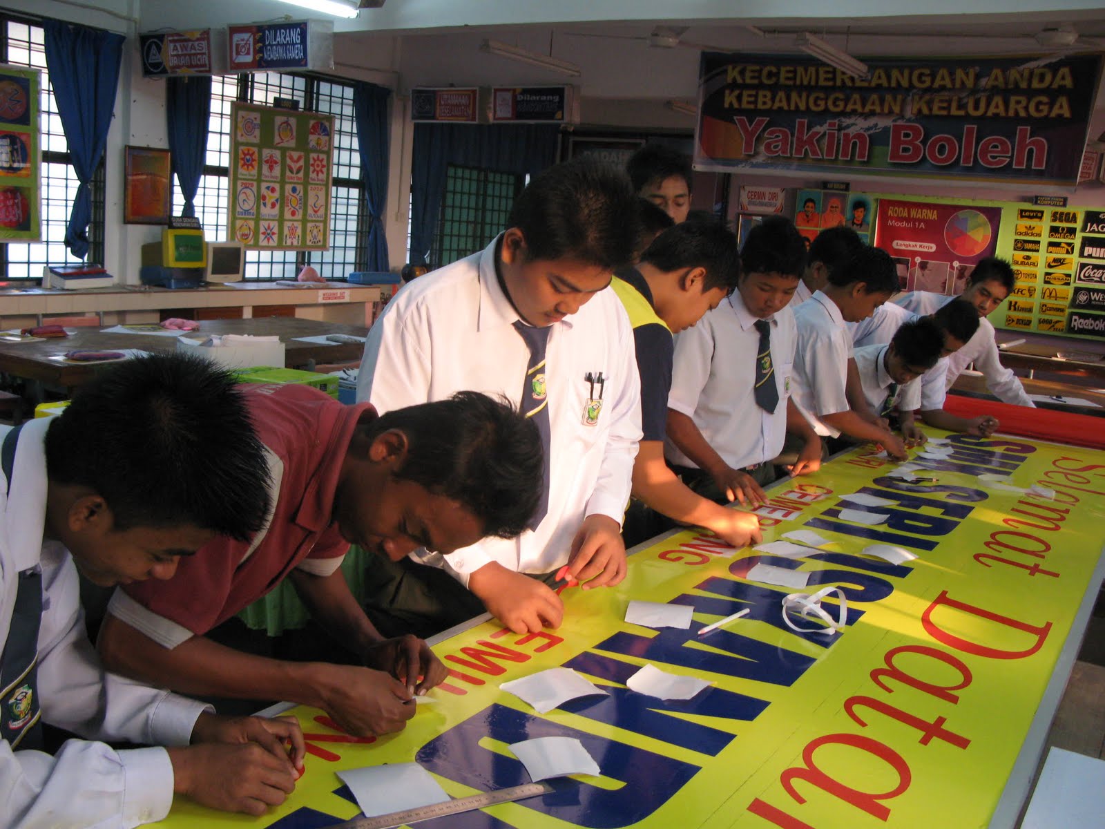 Seni Reka Tanda SMKSI: Membuat dan Memasang PT Sekolah Baru