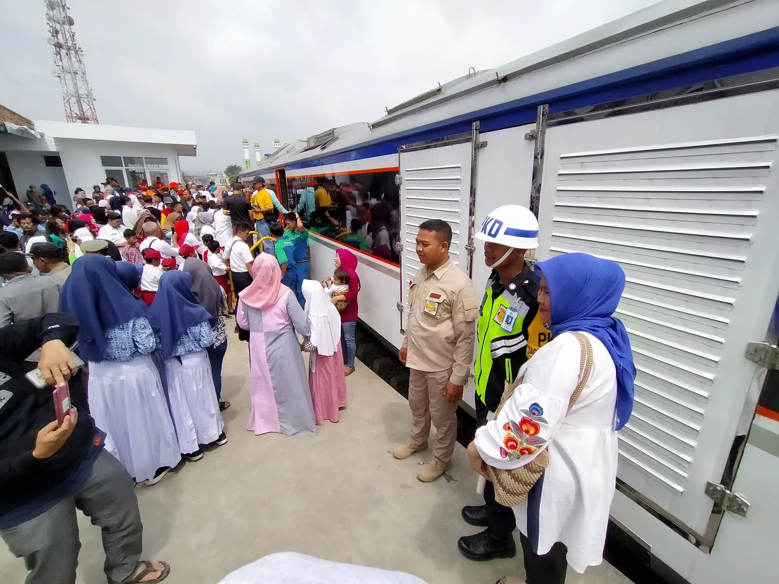 Gambar terkait 4 Tahun Vakum Stasiun Argopuro Banyuwangi Kembali Dibuka,KAI Buka Peluang Permanenkan Operasional (dari Bing)