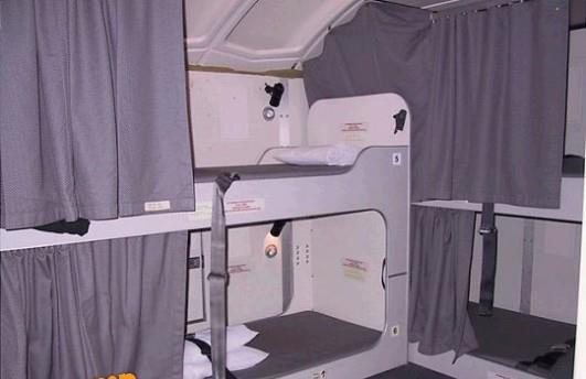 blogger-botter.blogspot.com - Tidak Disangka Seperti Inilah Tempat Tidur Pramugari di Pesawat