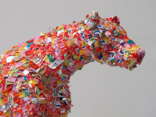 Escultura inusual con materiales reciclados.