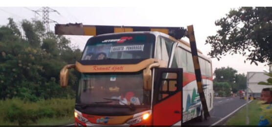 Palang Portal Pemkab Madiun Roboh Diterjang Bus Kramat Jati
