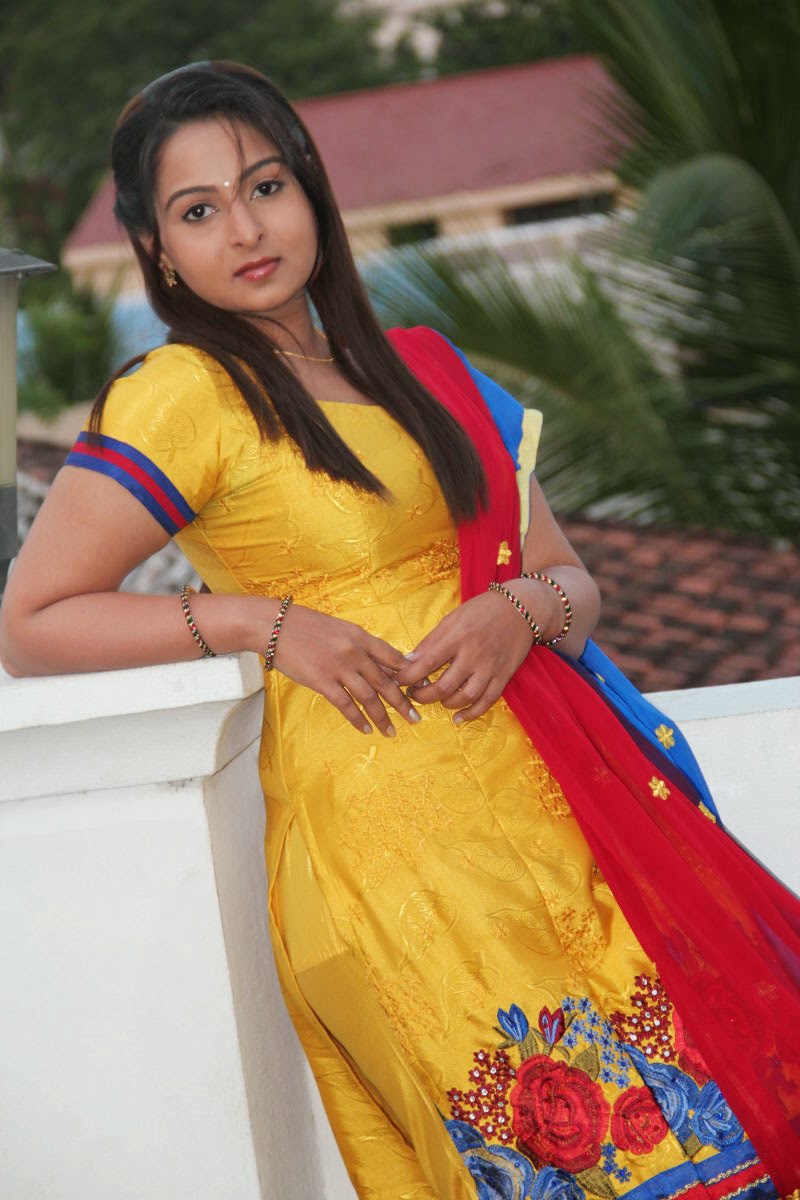 Samvritha sunil | Indian photoshoot, Indian beauty saree, Beautiful women  pictures