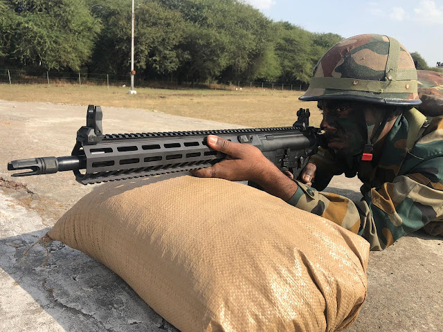Tentara India dengan senjata jenis SIG 716