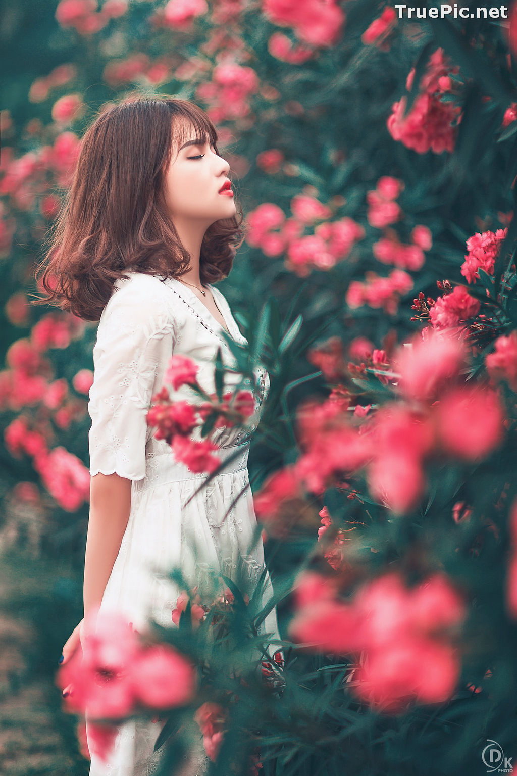 Image Vietnamese Model - Young Pretty Girl in White Dress and Flower Fence - TruePic.net - Picture-4