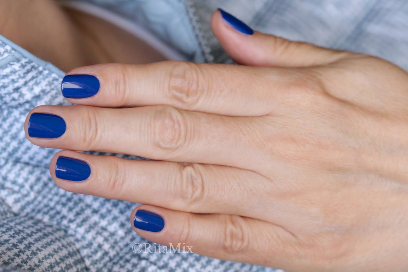 лак ложится ровно. гель лак неровно ложится. цвет ногтей румба. обычный лак. маникюр обычным лаком без базы.