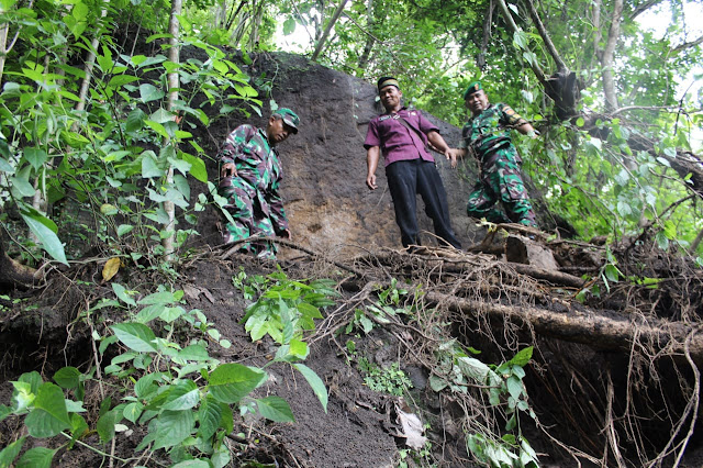 Danramil Cawas Bersama Kades Burikan Cek Longsor Bukit Putih