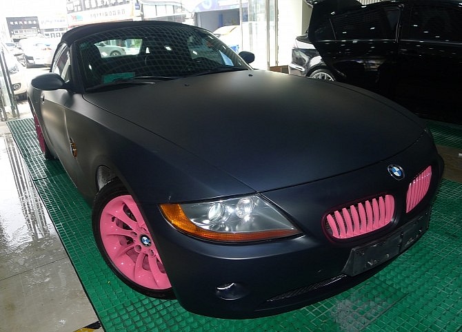 Bmw Ebony Porn - Porno Pink & Matte Black BMW Z4 Is Horrendous!