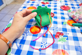 No sew felt drawstring bag- such a fun kids craft for holding small collections, coins, or even tooth fairy teeth!